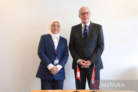 Indonesian Manpower Minister Ida Fauziyah (left) and Head of the Labour Directorate at the Swiss State Secretariat for Economic Affairs (SECO) Boris Zürcher hold a bilateral meeting in Geneva, Switzerland, on June 9, 2022. (ANTARA/HO-Manpower Ministry/uyu)