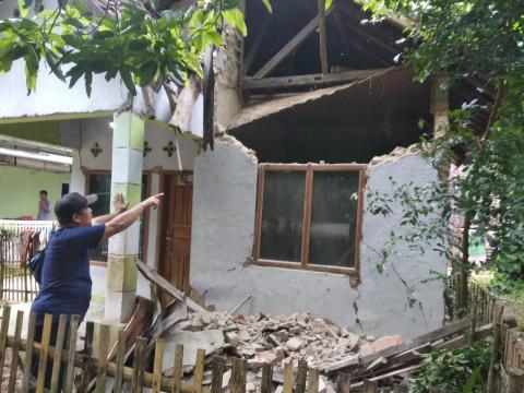 A man showing house damage after earth quake jolts Banten, Friday, Antarafoto.