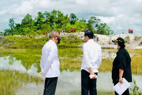 Jokowi visits ex-mining area and plant trees in W Kalimantan Province on December 2021.