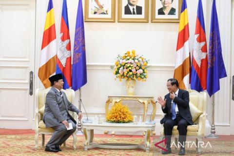 Indonesian Defense Minister, Prabowo Subianto (left), with Cambodian Prime Minister Hun Sen (right) at the Peace Palace, Phnom Penh, Cambodia, Wednesday, June 22, 2022. (ANTARA/HO-Prabowo Subianto Media Team/rst)