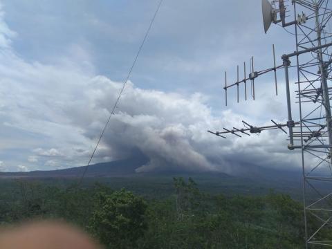 Mount semeru, hot cloud, eruption, antara foto,