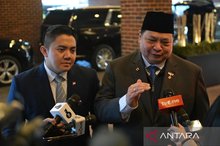 Cabinet Secretary Teddy Indra Wijaya (left) and Coordinating Minister for Economic Affairs Airlangga Hartarto during a press statement at the Four Seasons Hotel in Washington, D.C., Saturday (Feb 21, 2026). (ANTARA)