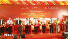 Delegates cut the ribbon to open the expo. (Photo: VNA)