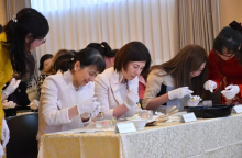 Guests, including Princess Takamado and the wife of the Japanese Prime Minister, have the opportunity to create 3D jelly flowers under the guidance of Vietnamese artisan Tran Phuong Nga. (Photo: VNA)