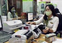 Customers make transactions at a Vietcombank office. Vietcombank is the Vietnamese bank with the highest brand value in 2024 based on the world's brand valuation consultancy Brand Finance. (Photo: VCB)