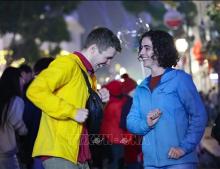 Foreigners celebrate New Year in Hanoi. (Photo: VNA)