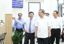 Party General Secretary To Lam (C) visits the Public Administrative Service Centre in Tan Vinh Loc commune, Ho Chi Minh City. (Photo: VNA)