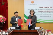 Deputy Minister of Ethnic and Religious Affairs Y Thong and UNDP Resident Representative Ramla Khalidi sign the MoU. (Photo: Ministry of Ethnic and Religious Affairs)
