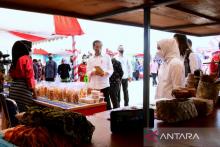 President Joko Widodo (Jokowi) and First Lady Iriana Joko Widodo visit one of the MSME booths near the 2022 Agrarian Reform Task Force (GTRA) Summit meeting location in Wakatobi District, Southeast Sulawesi, on Thursday (June 9, 2022). (ANTARA/HO-Biro Pers Sekretariat Presiden/Muchlis Jr/KT).