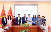 General Director of the Vietnam News Agency (VNA) Vu Viet Trang (fourth from right) on August 14 receives Chairman of the National Press Council of Thailand and Senior Advisor to the Thai Journalists Association Chavarong Limpattamapanee (centre). (Photo: VNA)