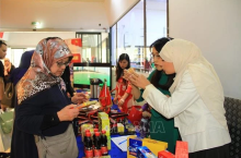 Algerian consumers learn about Vietnamese products at the event. (Photo: VNA)