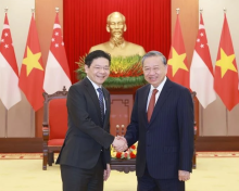 Party General Secretary To Lam (R) receives Singaporean Prime Minister Lawrence Wong in Hanoi on March 26. (Photo: VNA)