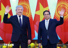 Prime Minister Pham Minh Chinh (R) and his Kyrgyz counterpart Adylbek Kasymaliev at their talks in Hanoi on March 6 (Photo: VNA)