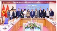 VNA Deputy General Director Nguyen Tuan Hung (sixth from right), Granma newspaper's Deputy Editor-in-Chief Oscar Alberto Sanchez Serra (fifth from right) and other delegates take a group photo at the meeting in Hanoi on December 3. (Photo: VNA)