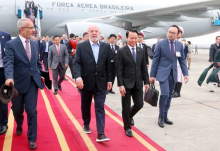 Brazilian President Luiz Inacio Lula da Silva arrives in Hanoi on March 27 afternoon, beginning his three-day state visit to Vietnam at the invitation of State President Luong Cuong. (Photo: VNA)