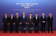 Vietnamese State President Luong Cuong (third right) and other APEC leaders at the special dinner hosted by President of the Republic of Korea (RoK) Lee Jae Myung (Photo: VNA)