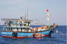 Officers of Coast Guard Region 2 approach a fishing boat of Phu Yen province for inspection. (Photo: VNA)