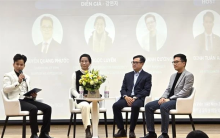 Speakers share experience with Vietnamese students at the job fair. (Photo: VNA)