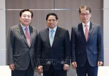 Prime Minister Pham Minh Chinh (middle) and Korea Federation of SMEs (KBIZ) Chairman Kim Ki-moon (left) and Industrial Bank of Korea (IBK) Chairman and CEO Kim Sung-tae. (Photo: VNA)