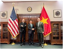 From left to right: US Secretary of Commerce Howard Lutnick, Vietnamese Minister of Industry and Trade Nguyen Hong Dien and Ambassador Jamieson Greer, US Trade Representative. (Photo: VNA)