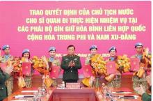 Deputy Minister of National Defence Sen. Lieut. Gen. Hoang Xuan Chien (C) hands over the State President's decisions to the officers. (Photo: VNA)