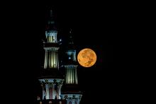 Harvest Moon Adorns Saudi Arabia's Sky