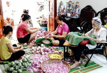 The traditional craft of making lotus-scented tea in Quang An ward, Tay Ho district becomes a symbol of Hanoi's culinary culture. (Photo: VNA)