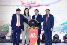 Prime Minister Pham Minh Chinh (2nd from right) and delegates join a symbolic ceremony to announce Vietjet's new Daegu - Nha Trang route in Seoul on July 1 (Photo: VNA) 