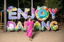 A visitor poses for photo on the beach of Da Nang. The central city will seek for more visitors from Malaysia with a new daily air route Kuala Lumpur-Da Nang starting on September 24. (Photo courtesy of Da Nang city's Tourism Promotion Centre)