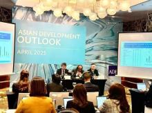 At the press conference to release the bank's annual economic publication Asian Development Outlook. (Photo: VNA)