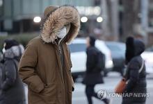 Citizens head to work in central Seoul on a chilly Jan. 23, 2024, with a cold wave bringing the apparent temperature in the capital to minus 21.7 C in the early morning. (Yonhap)