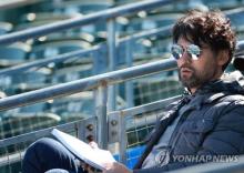 This Feb. 16, 2023, file photo shows former South Korean major league pitcher Park Chan-ho, watching a scrimmage between the South Korean national team and the NC Dinos of the Korea Baseball Organization at Kino Sports Complex in Tucson, Arizona. (Yonhap)