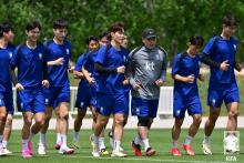 South Korean players train for the Asian Football Confederation U-23 Asian Cup at Transmitter Stadium in Doha on April, 11, 2024, in this photo provided by the Korea Football Association. (PHOTO NOT FOR SALE) (Yonhap)