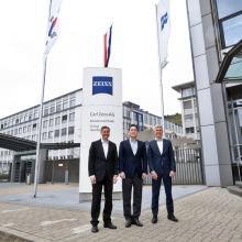 Samsung Electronics Co. Chairman Lee Jae-yong (C) poses for a photo with Karl Lamprecht (L), the president and CEO of Zeiss Group, and Andreas Pecher, the CEO of Carl Zeiss SMT, in Oberkochen, southern Germany, on April 26, 2024, in this photo released by the South Korean tech giant. (PHOTO NOT FOR SALE) (Yonhap)