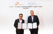 Ryu Young-sang (L), SK Telecom Co. CEO, and Mark Adams, CEO of Smart Global Holdings, pose for a photo after signing a strategic investment agreement, in this photo provided by the Korean company on July 16, 2024. (PHOTO NOT FOR SALE) (Yonhap)