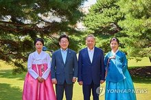 President Lee Jae Myung (2nd from L) and first lady Kim Hea Kyung (L) pose with Vietnam's top leader To Lam (3rd from L) and his wife, Ngo Phuong Ly, at the Sangchunjae guesthouse inside the Cheong Wa Dae presidential compound in Seoul during Lam's state visit to South Korea on Aug. 12, 2025, in this photo provided by Lee's office. Kim and Ly are dressed in hanbok, the traditional Korean attire. (PHOTO NOT FOR SALE) (Yonhap)