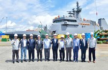Foreign Minister Cho Hyun (C), acting U.S. Ambassador to South Korea Joseph Yun (7th from L) and other officials pose for a photo while touring HD Hyundai Heavy Industries Co.'s shipyard in Ulsan, about 300 kilometers southeast of Seoul, on Aug. 13, 2025, in this photo provided by the South Korean shipbuilder. (PHOTO NOT FOR SALE) (Yonhap)