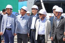Foreign Minister Cho Hyun (3rd from L) and acting U.S. Ambassador to Seoul Joseph Yun (4th from L) are briefed by an official during their site visit to a shipyard run by South Korea's HD Hyundai Heavy Industries Co. in Ulsan, about 320 kilometers southeast of Seoul, on Aug. 13, 2025, in this photo provided by the foreign ministry. (PHOTO NOT FOR SALE) (Yonhap)