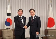 South Korean President Lee Jae Myung (R) and Japanese Prime Minister Shigeru Ishiba pose for a photo ahead of their talks at the Group of Seven summit venue in Kananaskis, Canada, on June 17, 2025. (Yonhap)