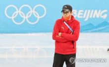 In this file photo from Feb. 6, 2022, Kim Sun-tae, South Korean-born head coach of the Chinese national short track speed skating team, watches his athletes during a training session at Capital Indoor Stadium in Beijing. (Yonhap)