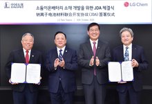 This photo, taken Oct. 30, 2025, shows LG Chem Vice Chairman and CEO Shin Hak-cheol (2nd from R), Sinopec Corp. Chairman Hou Qijun (2nd from L) and other officials posing after signing an agreement to jointly develop sodium-ion battery materials at LG Chem's headquarters in Seoul. (PHOTO NOT FOR SALE) (Yonhap)