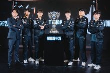 In this photo provided by Riot Games, members of T1, including Faker, or Lee Sang-hyeok (3rd from R), pose with the Summoner's Cup after winning the final of the League of Legends World Championship at the Dong'an Lake Sports Park Multifunctional Gymnasium in Chengdu, China, on Nov. 9, 2025. (PHOTO NOT FOR SALE) (Yonhap)