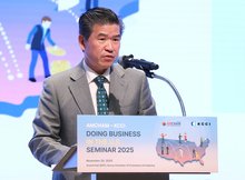 James Kim, chairman of the American Chamber of Commerce in Korea, speaks during a business seminar held in Seoul on Nov. 20, 2025, in this photo released by the organization the following day. (PHOTO NOT FOR SALE) (Yonhap)