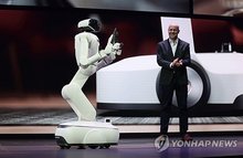 LG Electronics Inc.'s new home robot CLOiD is showcased during LG World Premiere at Mandalay Bay in Las Vegas, Nevada, on Jan. 5, 2026. (Yonhap)