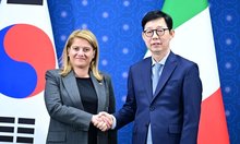 First Vice Foreign Minister Park Yoon-joo (R) shakes hands with his Italian counterpart, Maria Tripodi, as they meet for talks in Seoul in this photo provided by the foreign ministry on Feb. 11, 2026. (PHOTO NOT FOR SALE) (Yonhap)