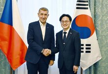 Andrej Babis (L), the newly appointed prime minister of the Czech Republic, shakes hands with Kim Jung-kwan, the South Korean minister of trade, industry and resources, during a meeting in Prague on Feb. 16, 2026, in this photo provided by Kim's office on Feb. 18. (PHOTO NOT FOR SALE) (Yonhap)