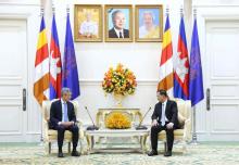 Cambodian Prime Minister Samdech Thipadei Hun Manet (R) receives Vietnamese Ambassador to Cambodia Nguyen Minh Vu. (Photo: VNA)