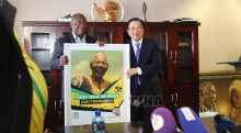 President of South Africa and President of the ruling African National Congress (ANC) Cyril Ramaphosa gives a present to Politburo member, Secretary of the CPV Central Committee and Chairman of its Commission for Internal Affairs Phan Dinh Trac. (Photo: VNA)