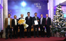 Nguyen Tien Trong, Vice Chairman of the Government Committee for Religious Affairs (middle) hands over the decision approving the establishment the Vietnamese Baptist Theological Seminary to leaders of the Vietnam Baptist Convention on December 27. (Photo: VNA)
