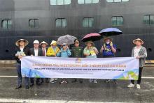 Foreign tourists are welcomed at Tien Sa Port in the central city of Da Nang on January 2 (Photo: VNA)